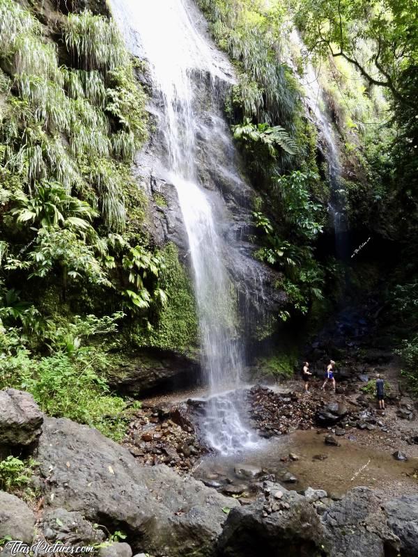 Photo Cascade de la Rivière Couleuvre : La grande cascade de la Rivière Couleuvre en Martinique. Pour y arriver, il faut faire une belle randonnée assez physique car il y a beaucoup de dénivelés et la rivière couleuvre à traverser à plusieurs reprises. Pas toujours facile quand on veut pas se mouiller les pieds 🤭😅 Mais quel plaisir du spectacle à l’arrivée 👍🏻😍c, Tita’s Pictures, la Martinique, Cascade de la Rivière Couleuvre