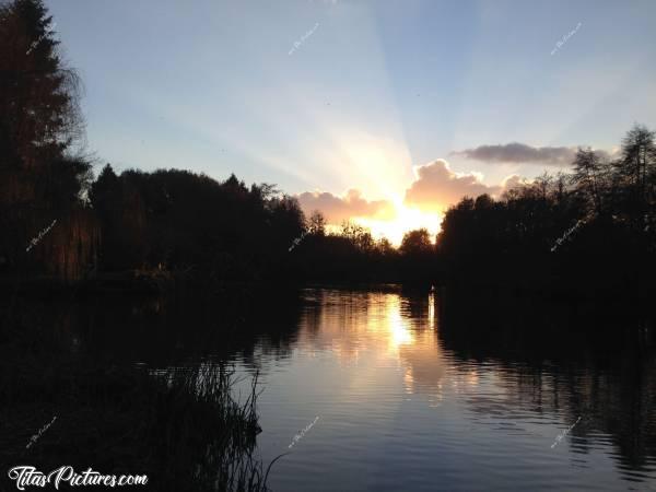 Photo Le Touhet : Coucher de soleil sur le Thouet au Tallud près de Parthenay (79).c, Le Touhet, Rivière, Coucher de soleil