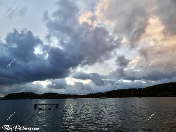 Photo Lever du Soleil  : Bon, c’est pas le lever du soleil martiniquais auquel je m’attendais 🤭😅 Il y avait beaucoup de nuages ce matin là, dans la Baie de Fort-de-France aux Trois-Îlets 😕 Mais j’aime bien l’ambiance 🥰 Cette photo a été prise d’un petit port qui avait l’air privé 🤭c, Tita’s Pictures, Martinique, Lever du soleil 