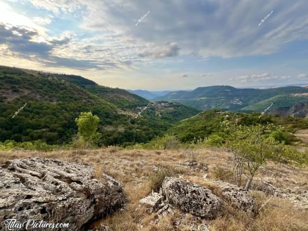 Photo Saint-Julien-d’Arpaon : Belle randonnée sauvage de fin de journée, à Saint-Julien-d’Arpaon dans les Cévennes 😍🥰 Pour accéder à cette magnifique vue, il fallait emprunter une toute petite route très étroite et bien pentue. C’était pas le moment de croiser quelqu’un 🤭😅 Puis il a fallu marcher une petite demi-heure pour arriver à ce point de vue. c, Tita’s Pictures, Les Cévennes, Saint-Julien-d’Arpaon