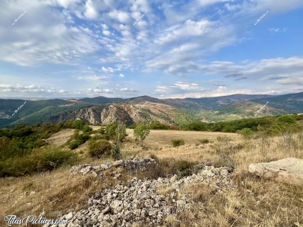 Photo Saint-Julien-d’Arpaon : Belle randonnée sauvage de fin de journée, à Saint-Julien-d’Arpaon dans les Cévennes 😍🥰
Toute cette verdure que l’on peut voir, est la forêt de Ventajols. c, Tita’s Pictures, Les Cévennes, Saint-Julien-d’Arpaon, Ventajols 