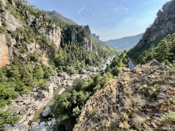 Photo Pas de Soucy : Une dernière vue du belvédère du lieu dit « Pas de Soucy » dans les Gorges du Tarn. C’est vraiment une très belle région qui est restée verte cet été 2026, malgré les fortes chaleurs.c, Tita’s Pictures, Gorges du Tarn, Pas de Soucy