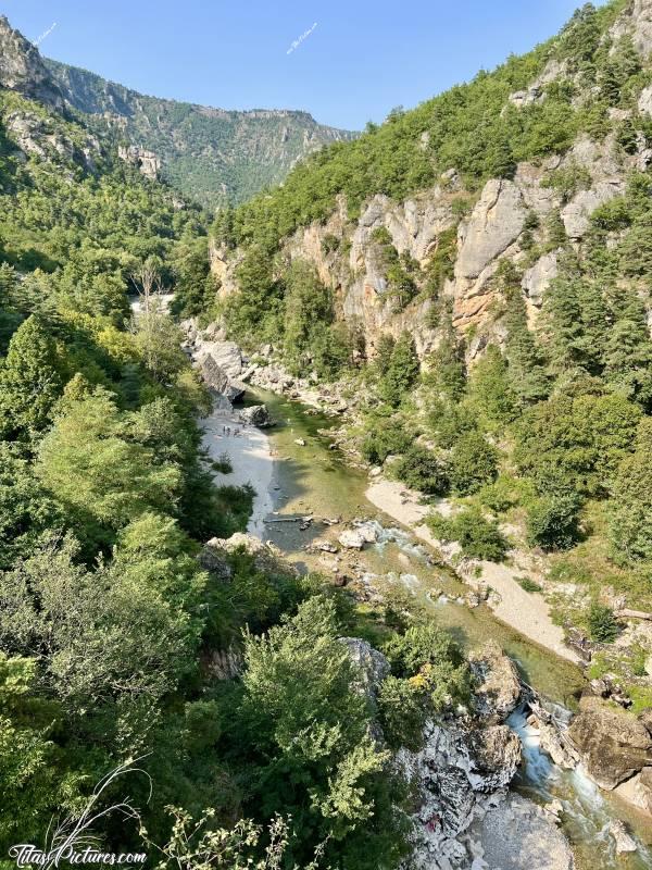 Photo Pas de Soucy : Au Pas de Soucy dans les Gorges du Tarn, il y a un belvédère sur lequel il est possible de monter en payant quelques euros. Et voici la belle vue que l’on obtient 😍
À noter qu’on aperçoit le Rocher Pyramide / Dent de requin, là où l’on voit des gens au bord du Tarn 😉c, Tita’s Pictures, Gorges du Tarn, Pas de Soucy