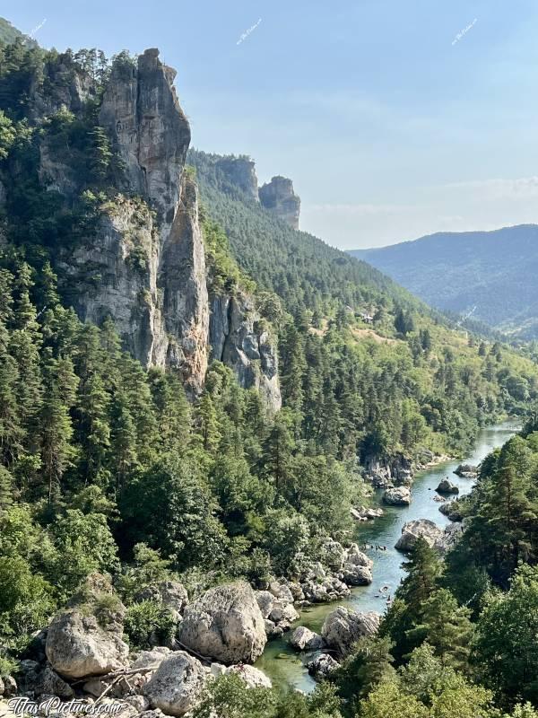 Photo Pas de Soucy : Autre point de vue du belvédère de Pas de Soucy, dans les Gorges du Tarn. À cet endroit du Tarn, sur la gauche, il est impossible de passer en canoë. Pourquoi ? Car il y a eu une chute de gros rochers il y a quelques temps déjà. c, Tita’s Pictures, Gorges du Tarn, Pas de Soucy