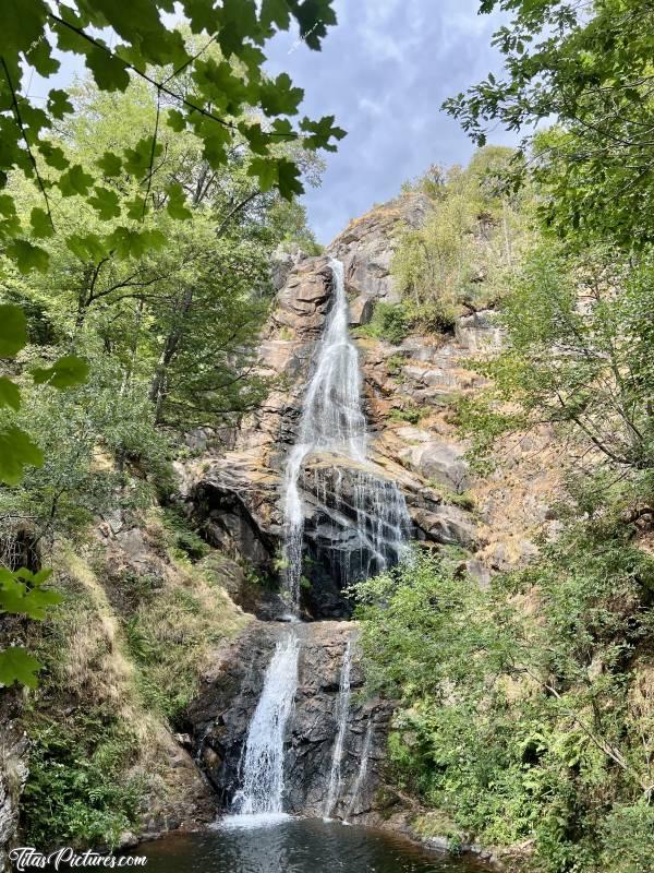 Photo La Cascade de Rûnes : Vous partagez une photo de cette magnifique Cascade de Rûnes avec des gens qui s’y baignaient, aurait été un meilleur moyen de vous faire prendre conscience de la taille qu’elle fait.. Mais comme je tiens à respecter le droit à l’image d’inconnus, c’est cette photo que j’ai choisi. Cependant, je trouve qu’elle est assez représentative de la hauteur que fait cette cascade 🤭😍c, Tita’s Pictures, Cascade de Rûnes, Cévennes