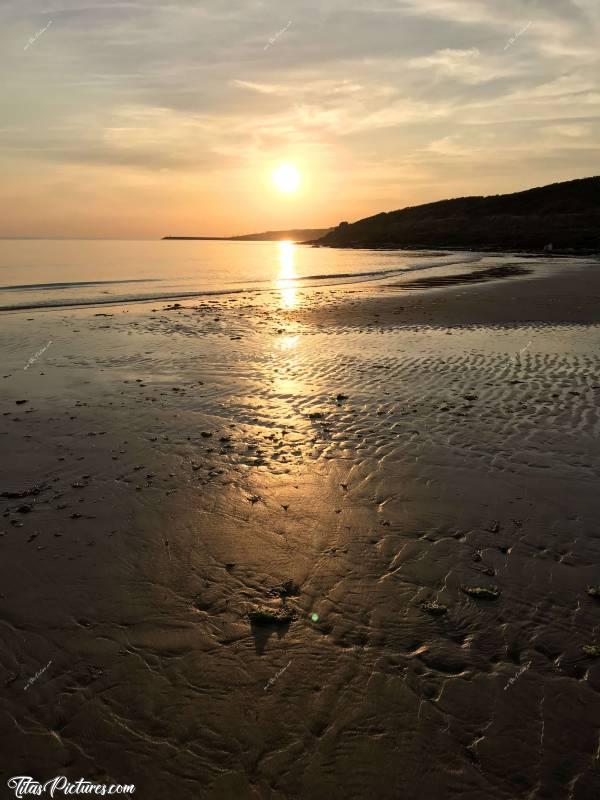 Photo La Plage du Veillon : La Plage du Veillon à Talmont-Saint-Hilaire. J’adore comment le reflet du soleil fait briller le sable..c, Plage du Veillon, Sable, mer, Coucher de soleil