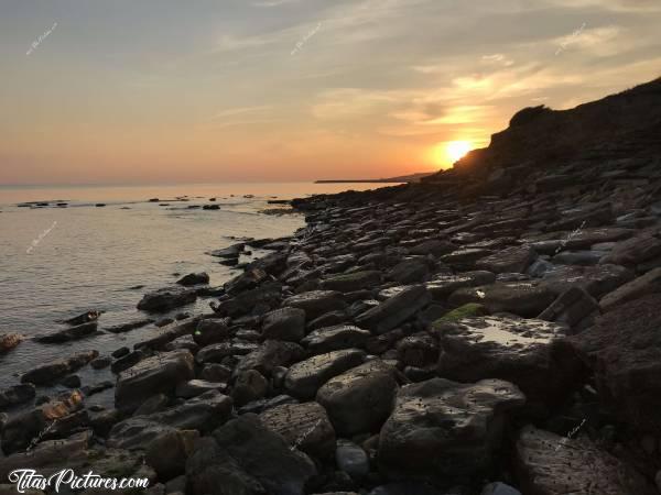 Photo La Plage du Veillon : La Plage du Veillon à Talmont-Saint-Hilaire. Coucher de soleil vu des Rochers qui sont en train de s’effondrer de plus en plus 😥😔c, Plage du Veillon, Rochers, mer, Coucher de soleil