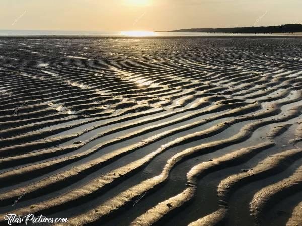 Photo La Plage du Veillon : La Plage du Veillon à Talmont-Saint-Hilaire. Trop beau ces sillons que la mer à laisser dans le sable. J’adore 😍c, Plage du Veillon, Sable, mer, Coucher de soleil