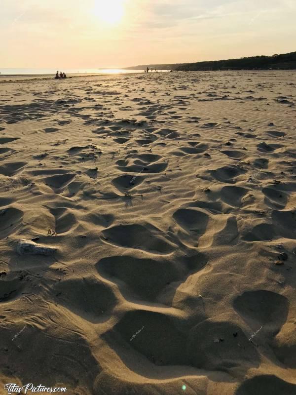 Photo La Plage du Veillon : La Plage du Veillon à Talmont-Saint-Hilaire. J’adore cette grande étendue de sable. Il suffit de marcher un petit 1/4h et hop, la foule est au loin et vive le bruit des vagues 😍c, Plage du Veillon, Sable, mer, Coucher de soleil