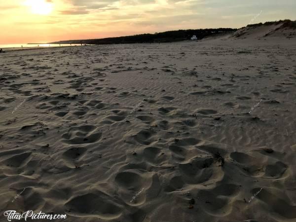 Photo La Plage du Veillon : La Plage du Veillon à Talmont-Saint-Hilaire. J’adore cette grande étendue de sable. Il suffit de marcher un petit 1/4h et hop, la foule est au loin et vive le bruit des vagues 😍c, Plage du Veillon, Sable, mer, Dune, Coucher de soleil