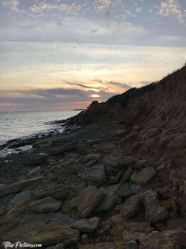 Photo La plage du Veillon : Coucher de soleil sur le petit port. Les nuages faisaient de drôles de motifs 👍🏻😊c, Coucher de soleil, Le Veillon, mer, Rochers