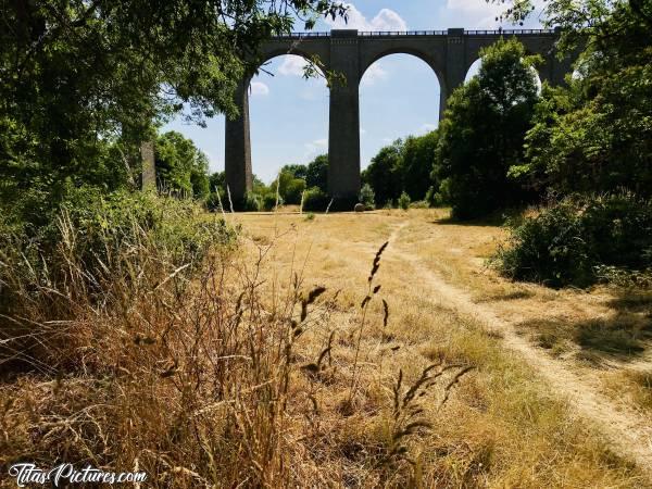 Photo Le Viaduc de Barbin : Encore une photo de ce Viaduc vous allez dire.. Désolée, mais je voulais la mettre quand même, car  je trouve qu’elle montre bien la sécheresse qu’il y a en Vendée cet été 😥c, Viaduc, Barbin