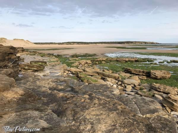 Photo La Plage du Veillon : La Plage du Veillon avec ce qui reste de la Dune.. A chaque fois que j’y retourne, elle a encore perdu plusieurs mètres 😥😔
La pointe du Payre au fond à droite.c, Le Veillon, Dune, Rochers