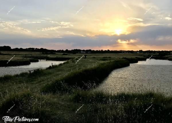 Photo Talmont-Saint-Hilaire : Coucher de soleil sur le petit chenal des hautes mers au Payre..c, Coucher de soleil, Chenal