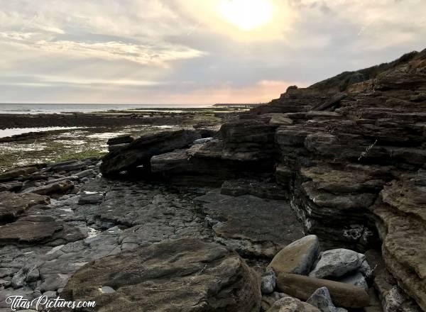 Photo La Plage du Veillon : Pas aussi beau ce coucher de soleil, mais quand même de belles couleurs je trouve..c, Le Veillon, Coucher de soleil, Rochers, Mer