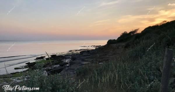 Photo La Plage du Veillon : Encore un beau coucher de soleil sur la Plage du Veillon. 
Je ne m’en lasse jamais 😊c, Le Veillon, Coucher de soleil, Rochers, mer