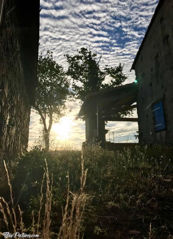 Photo Vagues de Nuages : Aïe ... Demain il va pleuvoir vu ces nuages dans le Ciel ☹️ C’est un truc que j’ai bien appris quand j’étais petite 😅c, Coucher de soleil, Nuages