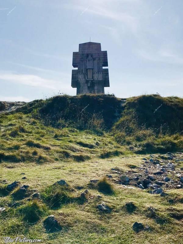 Photo Pointe de Pen-Hir : La Croix de la Pointe de Pen-Hir. Désolée, je ne me rappelle plus ce qu’elle honore.. 😅☺️ Les morts en mer je pense.. 🤔
Difficile de prendre une photo d’elle sans touristes, mais j’ai trouvé le bon endroit ✌️c, Pointe de Pen-Hir