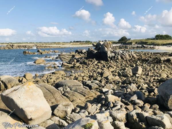 Photo Les Amiets : La mare aux Canards aux Amiets à Cléder.
Le gros rocher du milieu vous fait pas penser à quelque chose ou quelqu’un? 
🤔😂c, Les Amiets, Cléder, Rochers, Mer, Dunes