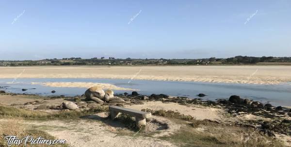 Photo La Baie du Kernic : La Baie du Kernic à marée basse. Ça soufflait tellement qu’il y avait plein de char-à-voile 😅c, Baie du Kernic, sable blanc, Rochers