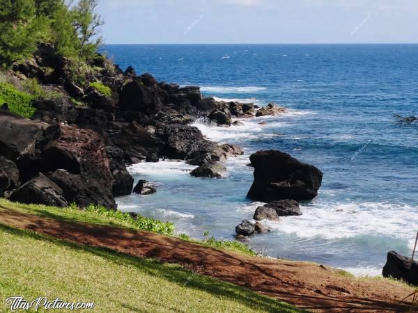 Photo Grande Anse : La plage de Grande Anse avec ses Rochers de lave bien noirs. Cela fait bien ressortir le bleu de l’eau 😍c, Grande Anse, La Réunion, Mer, Rochers