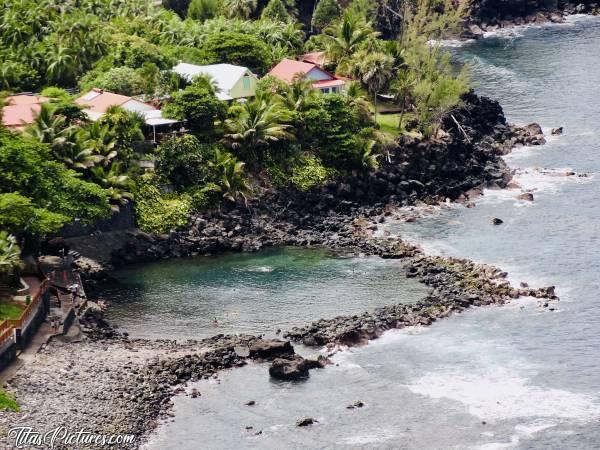 Photo La Réunion : En raison des attaques courantes des requins, le seul moyen de se baigner est de réaliser des bassins comme celui-ci.c, La Réunion, Mer, Plage