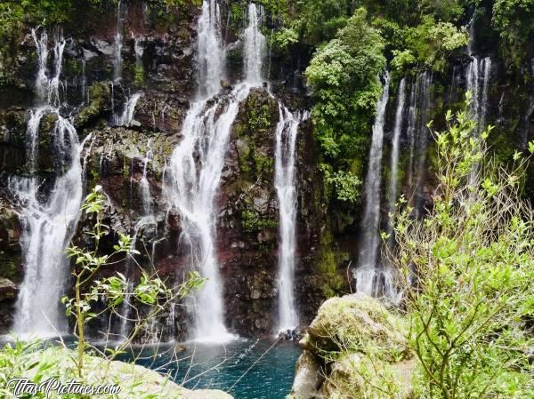 Photo Langevin : Quelle émerveillement en arrivant devant cette grande chute d’eau 🥰 Je n’ai pas pu la photographier en entier car trop de touristes devant 😖
Si vous zoomer un peu, on voit du monde au bout du fil.. 😉c, La Réunion, Langevin