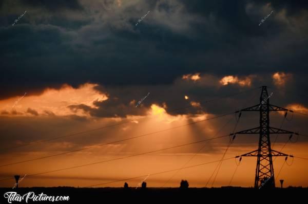 Photo Les Herbiers : Coucher de soleil flamboyant, vu des hauteurs des Herbiers.c, Coucher de soleil, Les Herbiers, poteau électrique