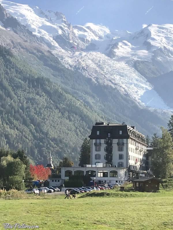 Photo Chamonix-Mont-Blanc : La Vue mythique de Chamonix 😍
Si vous cherchez bien, on peut voir un parapente..c, Chamonix-Mont-Blanc, Parapente