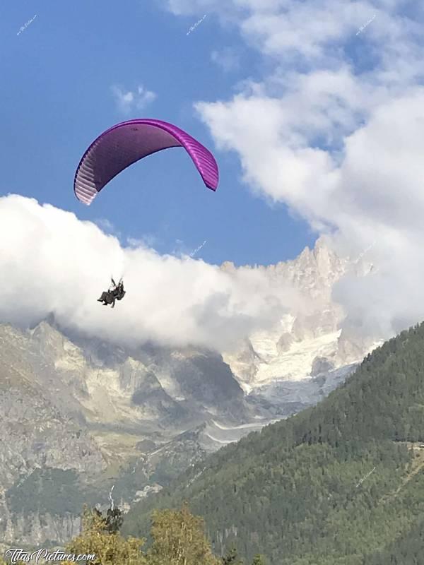 Photo Chamonix-Mont-Blanc : Parapente à Chamonix-Mont-Blanc. Il a surgit de nul part, sans bruit 😅c, Chamonix-Mont-Blanc, Parapente