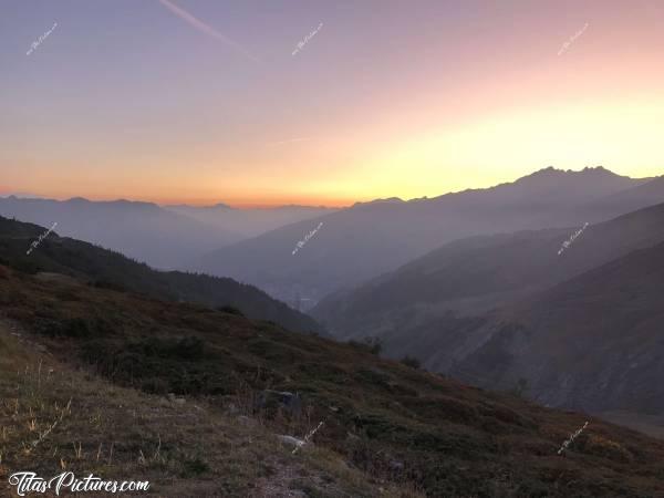 Photo Le Col Petit-Saint-Bernard : Coucher de soleil sur le Col Petit-Saint-Bernard à Séez 😎c, Col Petit-Saint-Bernard, Coucher de soleil