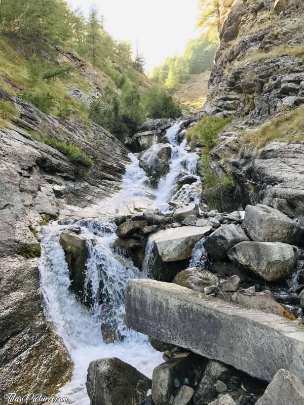 Photo La Vallée d’Aoste : Durant ma randonnée très éprouvante, j’avais tellement chaud avec l’effort que j’ai dû boire dans cette chute d’eau pour me rafraîchir. J’avais bien de l’eau avec moi mais elle était tiède tellement il faisait chaud 🥵c, Vallée d’Aoste, Chute d’eau, randonnée