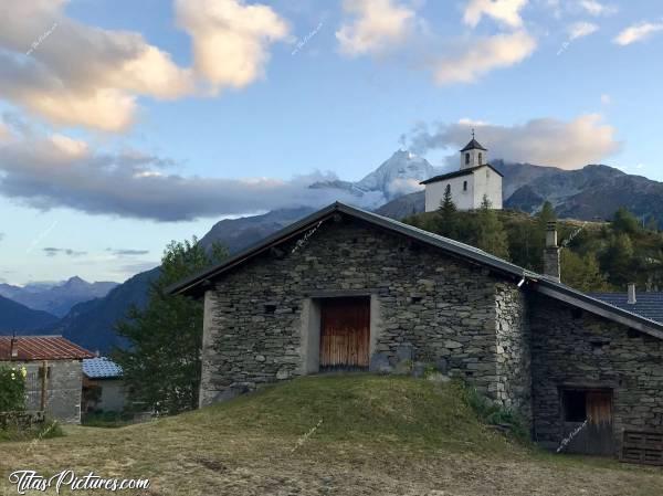Photo Montvalezan : Belle vue de Montvalezan avec cette petite église sur fond de montagne enneigée.c, Montvalezan, Alpes, Eglise