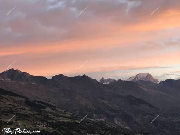 Photo Lever de soleil : Lever de soleil sur le Mont Blanc 😍c, Les Alpes, Mont Blanc, Lever de soleil, montagnes
