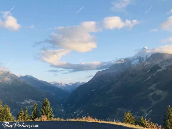 Photo La Rosière : Vue d’un virage en lacet de La Rosière en Rhône-Alpes, près de la frontière Italienne.c, Rhône-Alpes, la Rosière, Montagnes