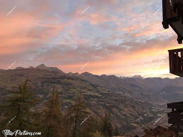 Photo Lever de soleil : Lever de soleil sur le Mont Blanc vu de mon logement de vacances 😍c, Les Alpes, Mont Blanc, Lever de soleil, montagnes