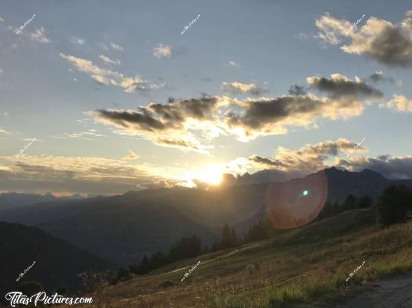 Photo La Rosière : Vue d’un virage en lacet de La Rosière en Rhône-Alpes, près de la frontière Italienne.c, Rhône-Alpes, la Rosière, Montagnes