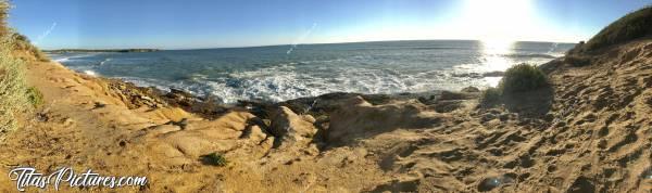 Photo La Plage du Veillon : La Plage du Veillon à Talmont-Saint-Hilaire. Panoramique de la côte rongée par la mer.c, 