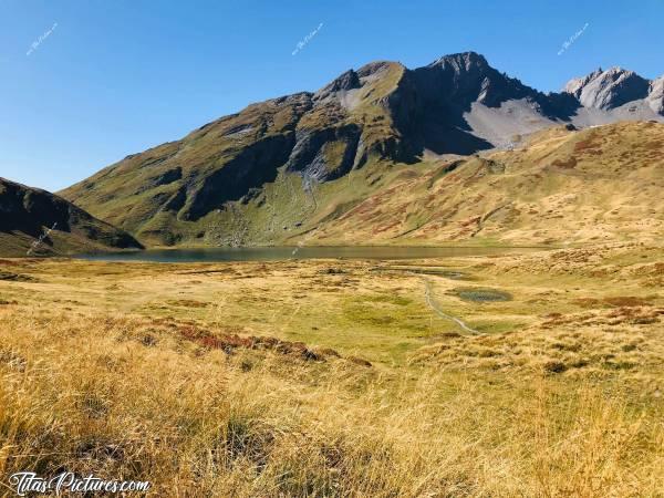 Photo Lac de Verney : Le Lac de Verney à la Thuile en Italie, près de la frontière française. 
Alors, voyez-vous le Lac ? Oui ?
Et les vaches, les voyez-vous aussi ? Si oui, où sont-elles ?c, Lac de Verney, Alpes italiennes, Pâturages