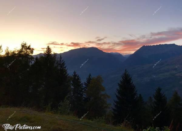 Photo Les Coches : Coucher de soleil aux Coches à Bellentre à quelques pas de mon logement.c, Coucher de soleil, Les Alpes, Sapins