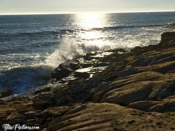 Photo La Plage du Veillon : La Plage du Veillon à Talmont-Saint-Hilaire. La puissance des vagues sur les rochers..c, 