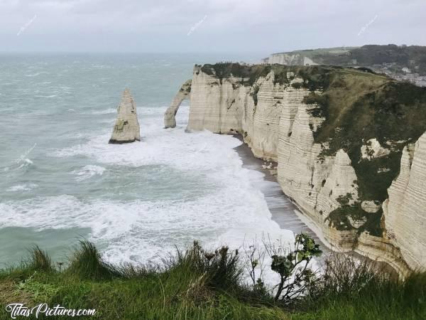 Photo Étretat : Les belles falaises d’Etretat.. 😍
Quel vent ce jour-là 😅c, Étretat, Falaises, Mer