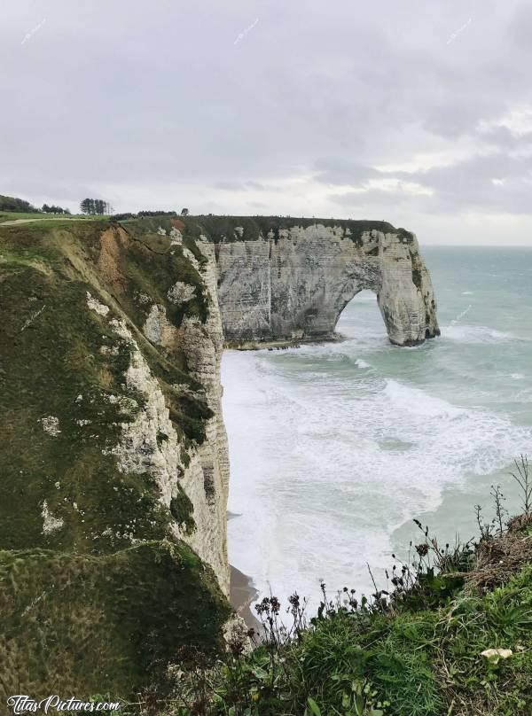 Photo Étretat : Cette petite randonnée fut bien éprouvante et très drôle à la fois tellement y’avait du vent. J’ai failli m’envoler à plusieurs reprises 😅c, Étretat, Falaises, Mer