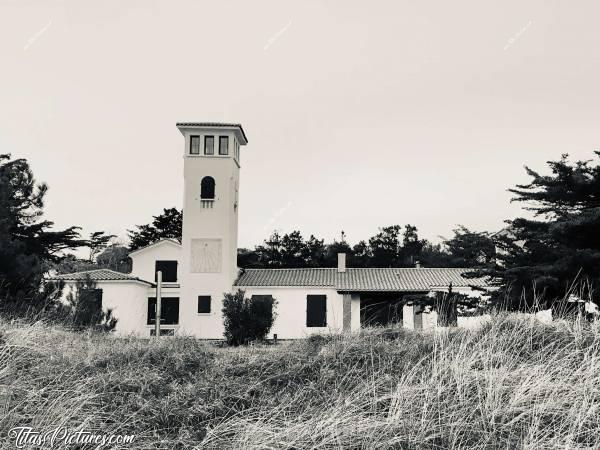 Photo Villa Grosse Terre : L’avenue de la Corniche à Saint-Hilaire-de-Riez. Je suis tombée sur ce bâtiment en marchant le long de la mer. 
Quelqu’un sait ce que c’est ?
Merci pour la réponse. Il s’agit de la Villa Grosse Terre.c, Tita’s Pictures, Vendée, Saint-Hilaire-de-Riez, Villa Grosse Terre