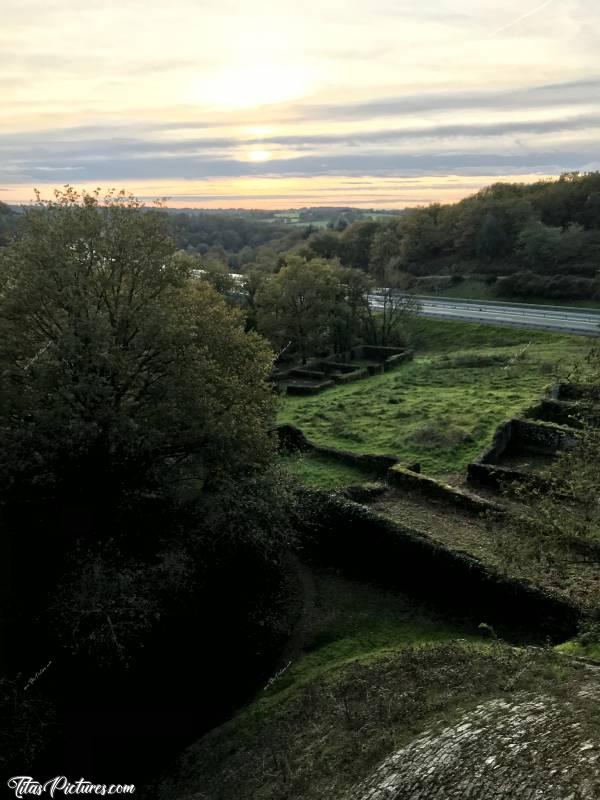 Photo Vue du Pont de Barbin : Vue du Pont de Barbin sur les ruines d’une vieille étable..c, Pont de Barbin, Vendée, Viaduc, Parc de la Barbinière