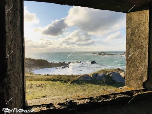 Photo La Maison du Gardien : Vue de la Maison du Gardien sur la plage des Amiets à Cléder.c, Mer, Rochers, Les Amiets, Cléder