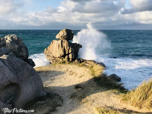 Photo La Maison du Gardien : Vue de la Maison du Gardien sur les grosses vagues qui s’éclatent contre les rochers 😍c, Mer, Rochers, Les Amiets, Cléder