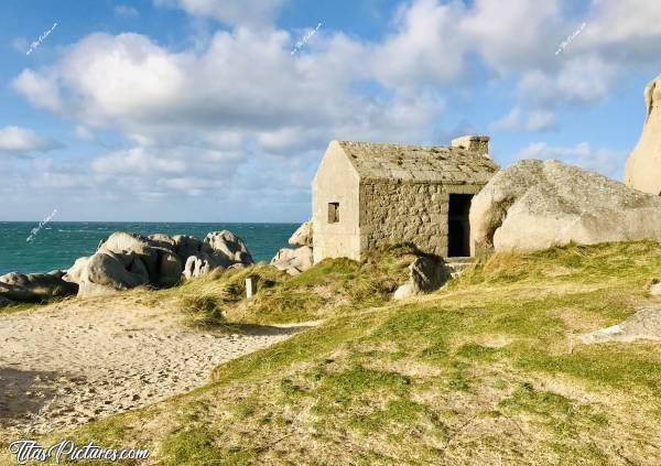 Photo La Maison du Gardien : La Maison du Gardien perdue dans les rochers à Cléder.c, Mer, Rochers, Les Amiets, Cléder