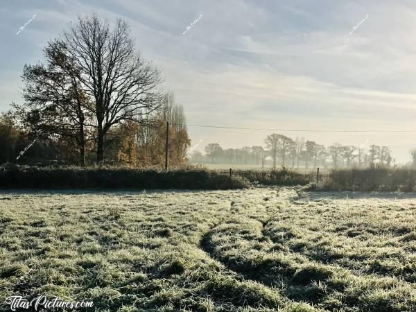 Photo Saint-Etienne-du-Bois : Saint-Etienne-du-Bois sous la gelée blanche.. Belle vue au réveil 😍c, Saint-Etienne-du-Bois, gelée blanche