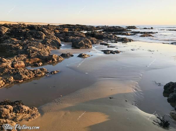 Photo Plage de la Normandelière : Coucher de soleil à la Plage de la Normandelière à Brétignolles-sur-Mer.c, Brétignolles-sur-Mer, rochers, mer